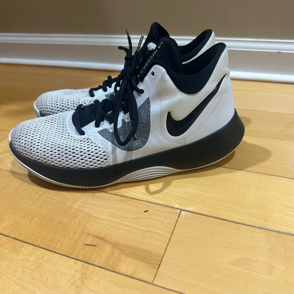 Nike Men's White and Black Basketball Athletic Shoes